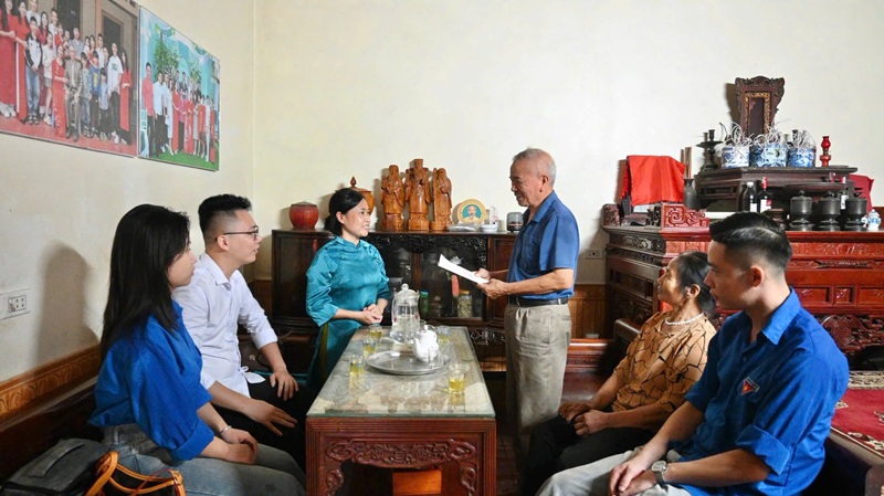 Ấm áp với những lời hỏi thăm và phần quà nhỏ gửi gắm sự quan tâm, sẻ chia và lòng tri ân tới các gia đình có người thân đã cống hiến cho đất nước.