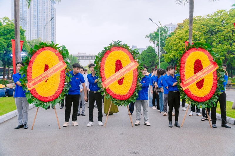 Đoàn cán bộ, giảng viên và sinh viên thành kính dâng hoa, dâng hương tưởng niệm các Anh hùng Liệt sĩ tại Nghĩa trang Mai Dịch.