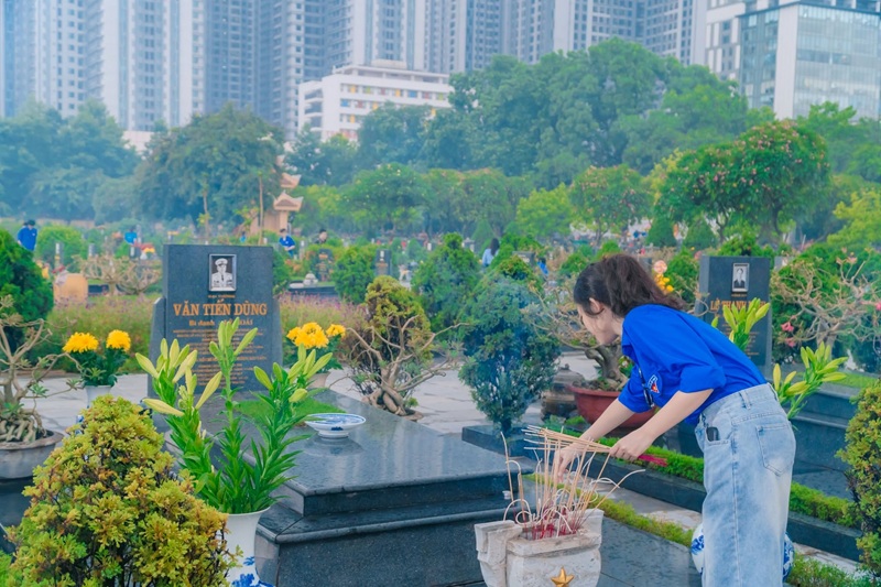 Những nén hương thành kính tưởng nhớ và tri ân những người đã hy sinh vì độc lập, tự do của Tổ quốc.