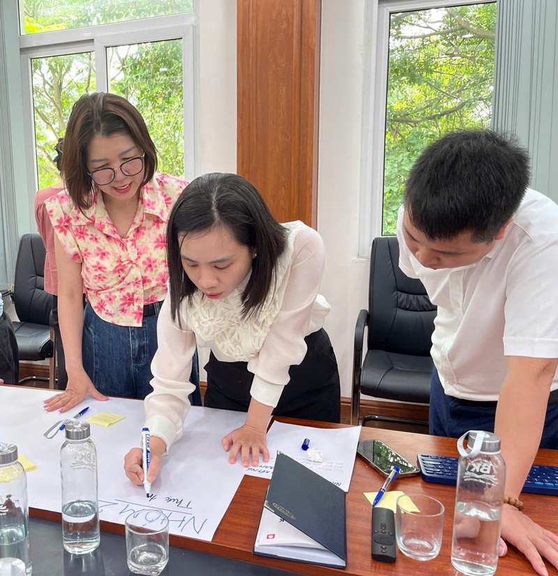 Open Talk tạo không gian học hỏi, chia sẻ và đối thoại để đội ngũ quản lý cùng phát triển năng lực quản trị.