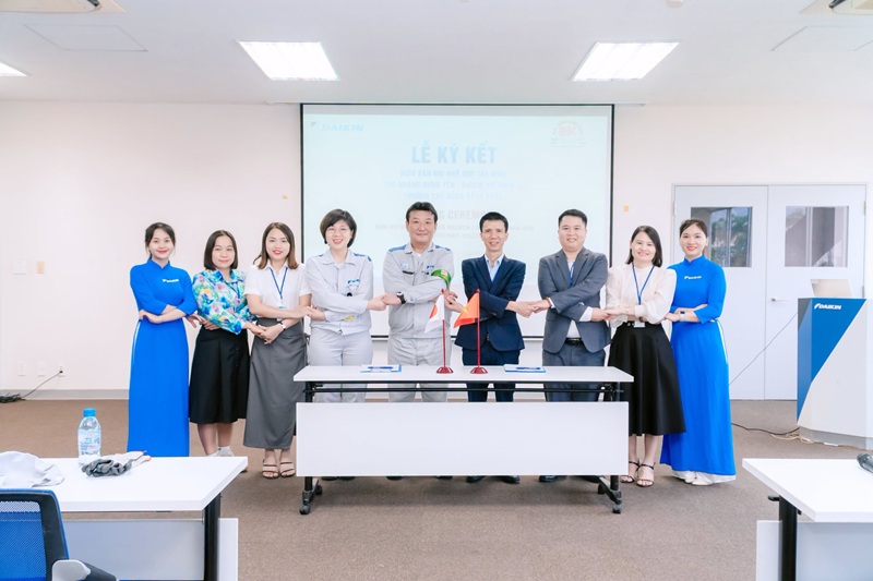Đại diện hai bên chụp ảnh kỷ niệm sau buổi lễ