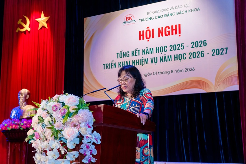 TS Đinh Thị Dậu – Hiệu trưởng Trường Cao đẳng Bách Khoa phát biểu mở đầu Hội nghị Tổng kết năm học 2025 – 2026, Triển khai nhiệm vụ năm học 2026 – 2027