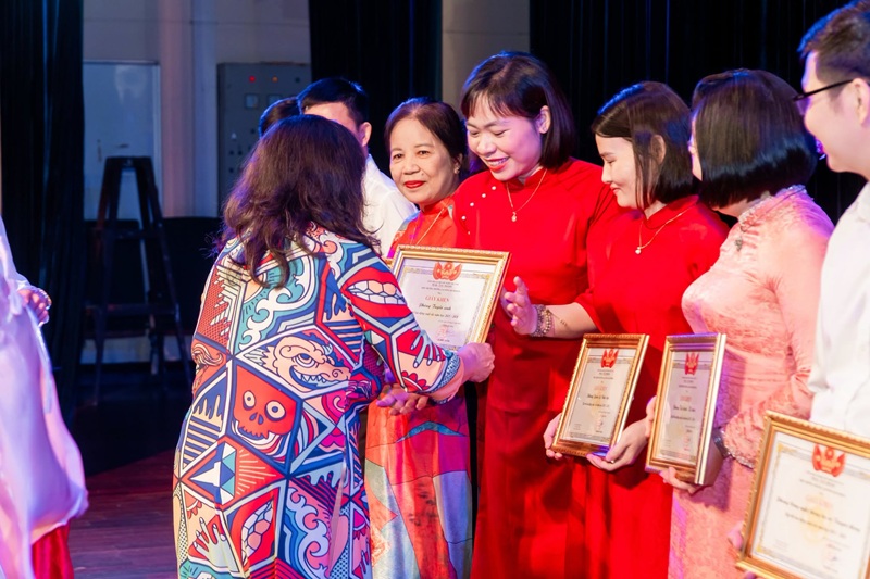 TS Đinh Thị Dậu trao bằng khen cho các cá nhân, đơn vị có thành tích xuất sắc trong năm học