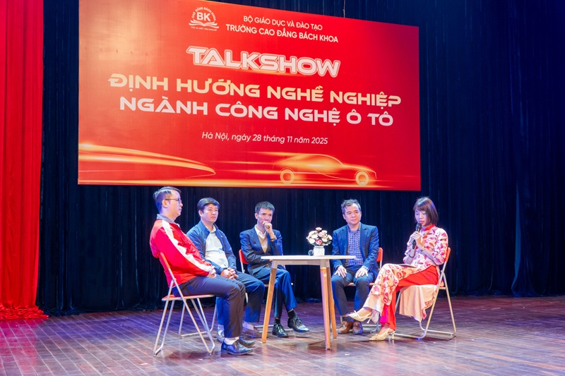 Talkshow hướng nghiệp ngành Công nghệ ô tô mang đến cho người học những góc nhìn thực tiễn về đặc thù ngành nghề, cơ hội phát triển và những năng lực cần chuẩn bị để theo đuổi nghề nghiệp.