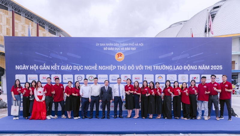Tham gia Ngày hội Gắn kết Giáo dục nghề nghiệp Thủ đô với thị trường lao động năm 2025, tăng cường kết nối giữa giáo dục nghề nghiệp, người học và nhu cầu thực tế của thị trường lao động.